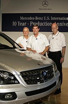 Zehn Jahre Mercedes-Benz-Produktion in Tuscaloosa (von links): Werksleiter Bill Taylor, Alabamas Gouverneur Bob Riley and DaimlerChrysler-Chef Dieter Zetsche mit dem Jubiläumsmodell Edition 10 der M-Klasse. Foto: Auto-Reporter/DaimlerChrysler